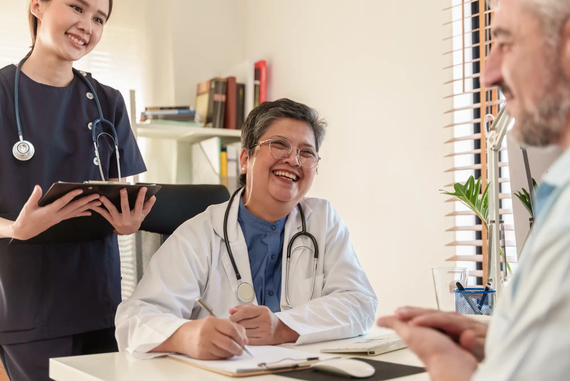 doctors_and_nurse_discussing